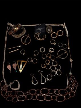 Jewelry Assortment. 21 rings,2 bracelets 8 hair clips 5 earrings 3 necklaces.